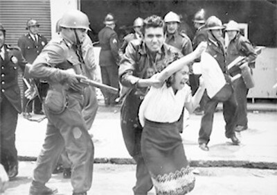 Maestra reprimida por los granaderos